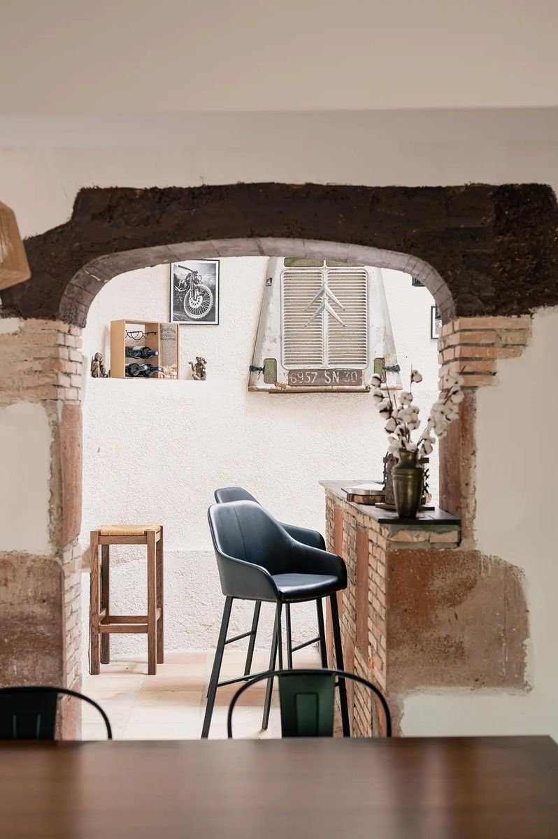 Le bar avec arche en pierre et déco vintage au moulin