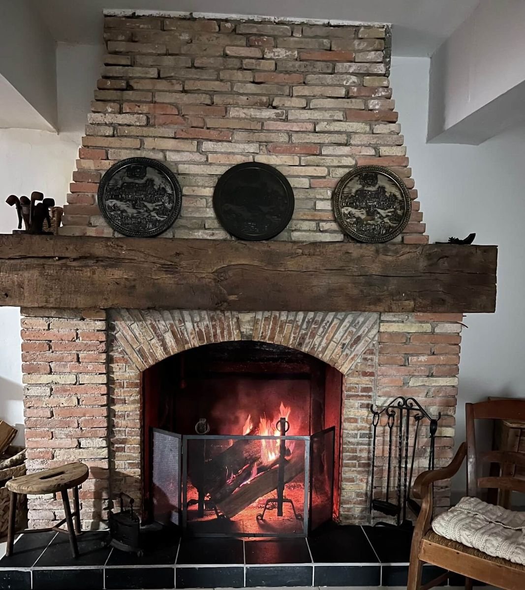 Salon avec cheminée au moulin de Duras