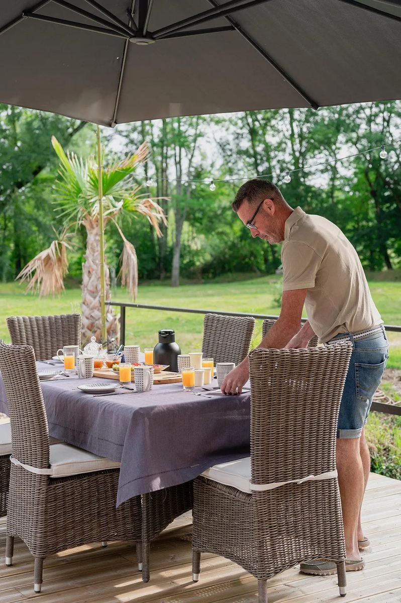 Petit-déjeuner sucré avec viennoiseries et fruits frais