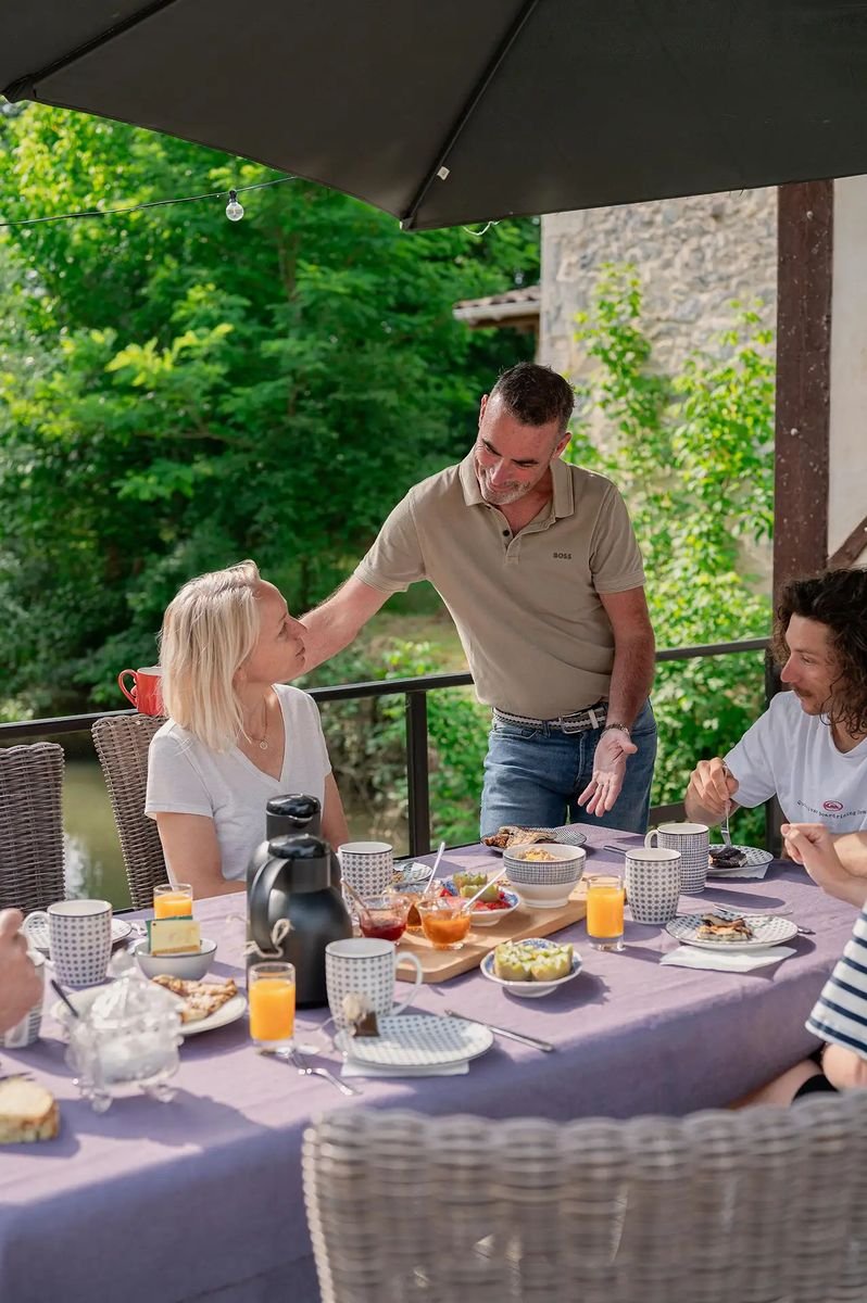Petit-déjeuner en terrasse au moulin avec vue sur la nature