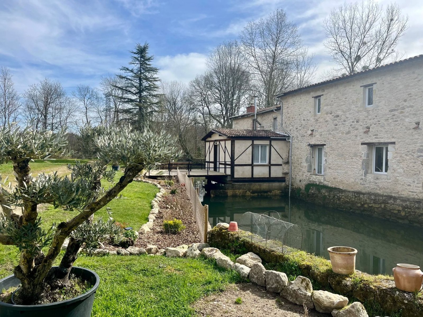 Vue extérieure du moulin à eau Ô Vieux Moulin à Duras