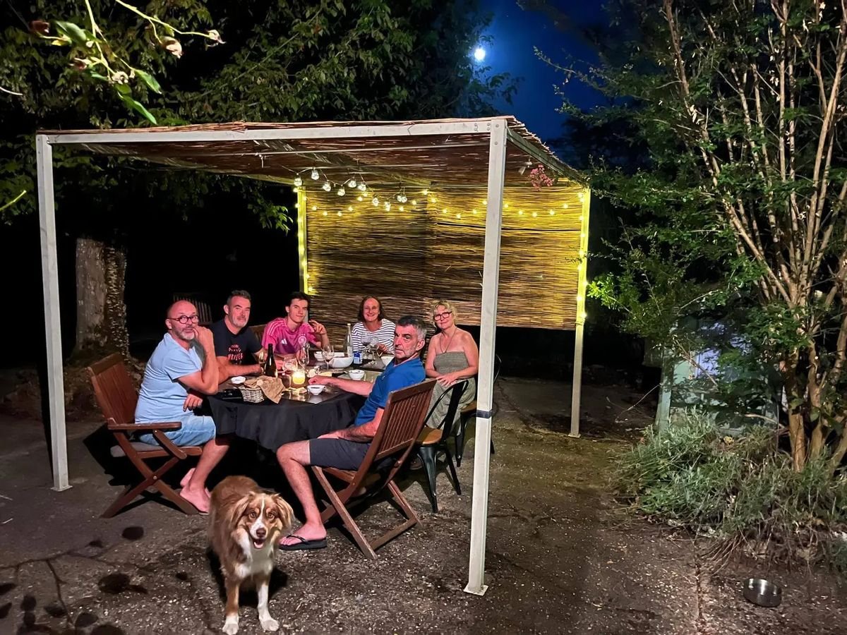 Repas convivial en extérieur sous la pergola au moulin de Duras
