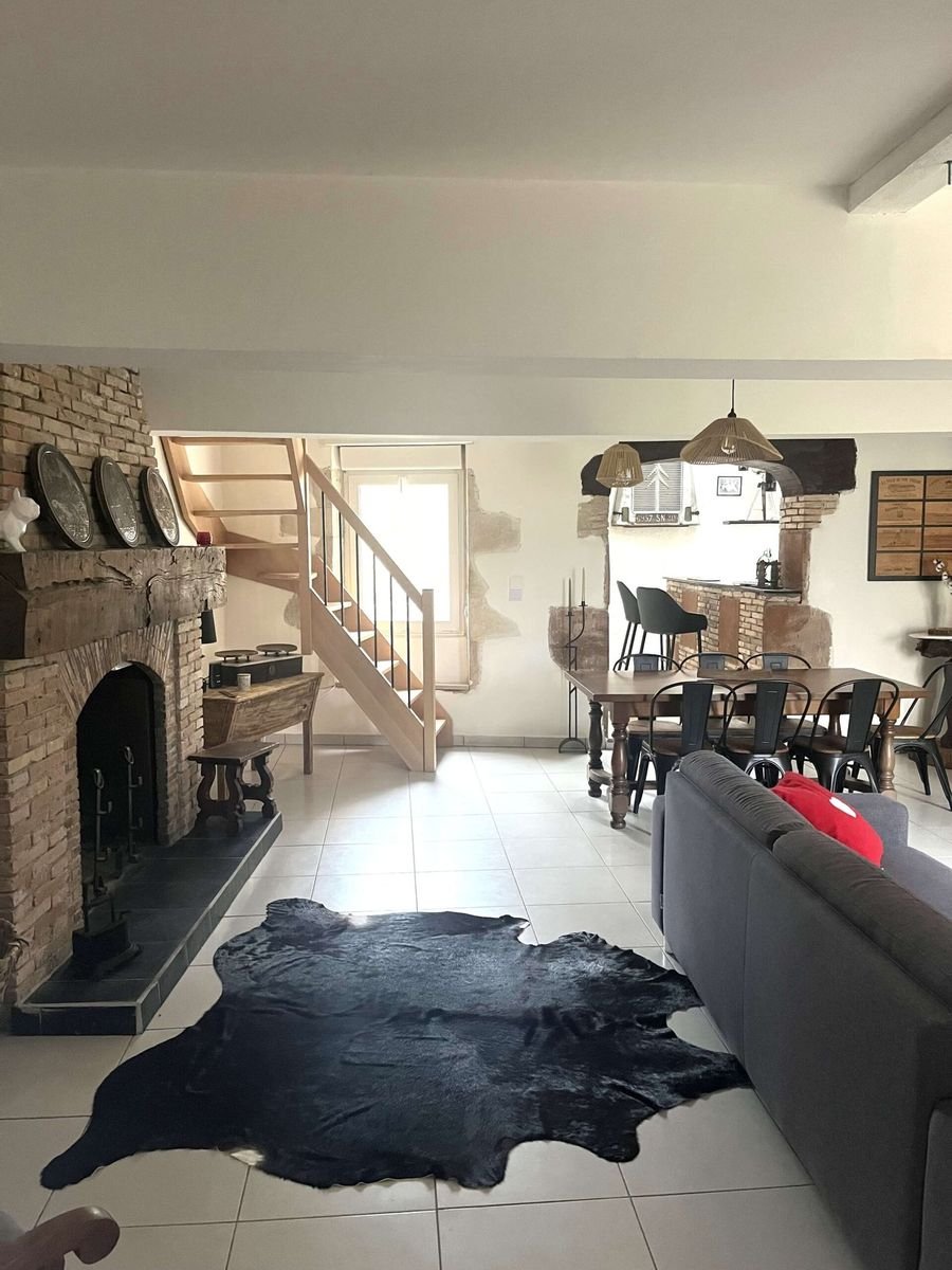 Salon avec cheminée au moulin de Duras