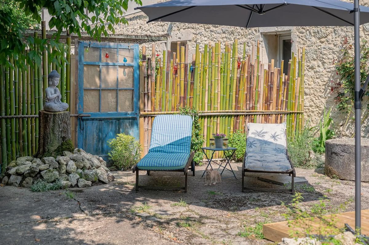 Terrasse extérieure des chambres d'hôtes à Duras